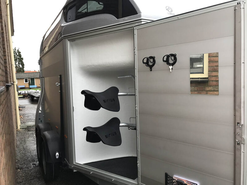 Sirius paardentrailer S77 zilveren kap
